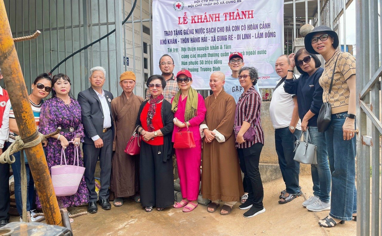 Hội CTĐ huyện Di Linh cùng các nhà hảo tâm, đại diện đơn vị tài trợ tại lễ khánh thành bàn giao công trình giếng khoan cho bà con