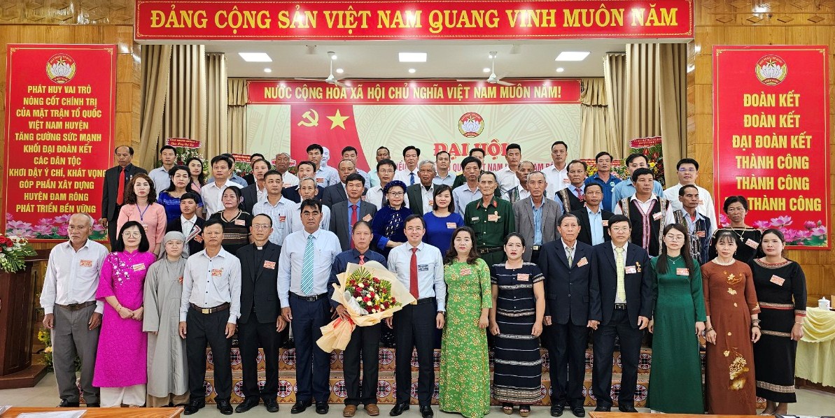 Ra mắt UBMTTQ Việt Nam huyện khóa V và Đại hội đại biểu đi dự Đại hội đại biểu MTTQ Việt Nam tỉnh lần thứ IX, nhiệm kỳ 2024 - 2029