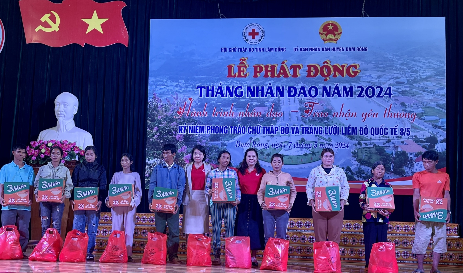 Hội CTĐ Đạ Teh trao tặng 10 suất quà cho hội nghèo huyện Đam Rông