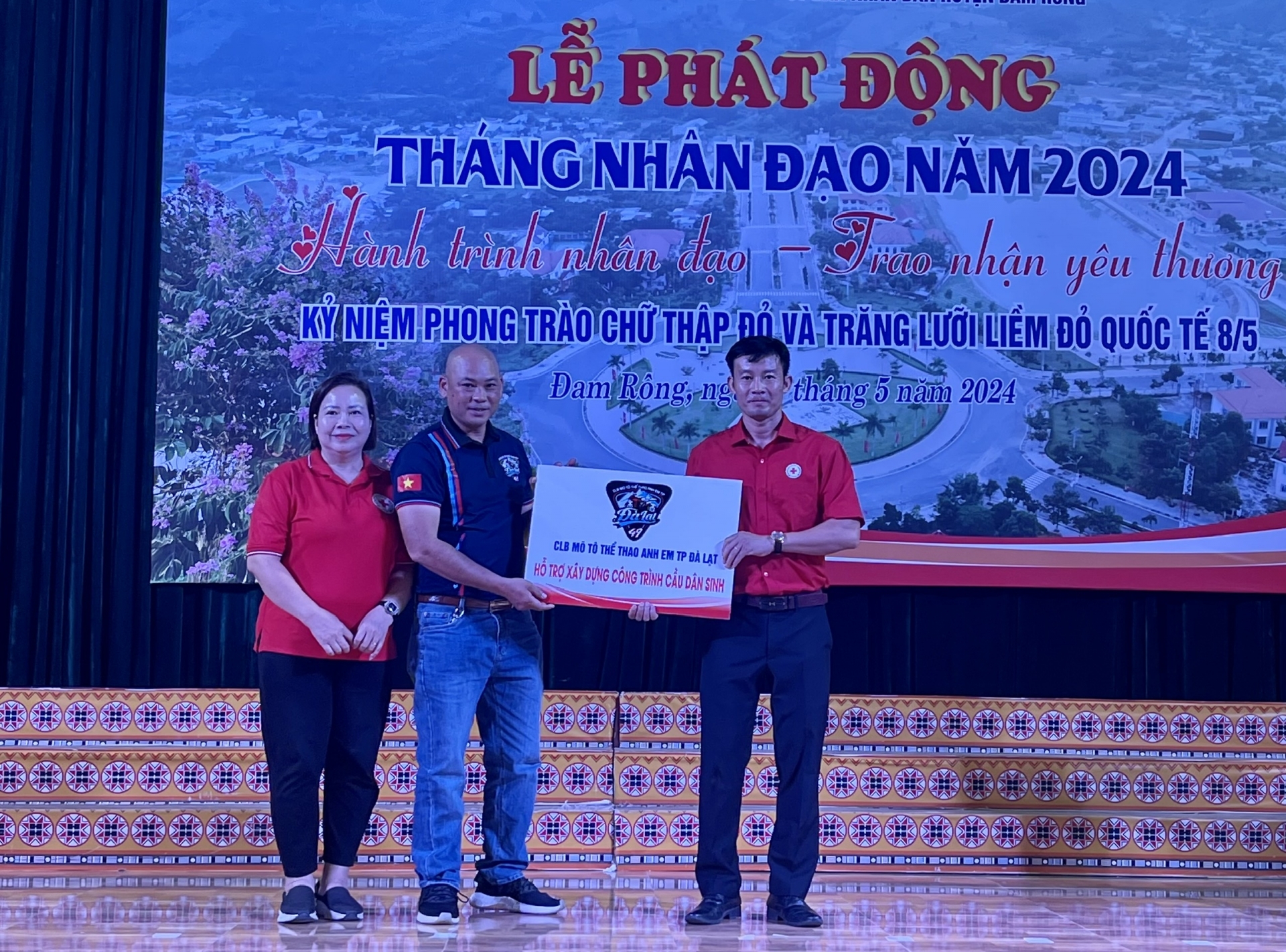 Trao tài trợ xây cầu dân sinh tại huyện Đam Rông