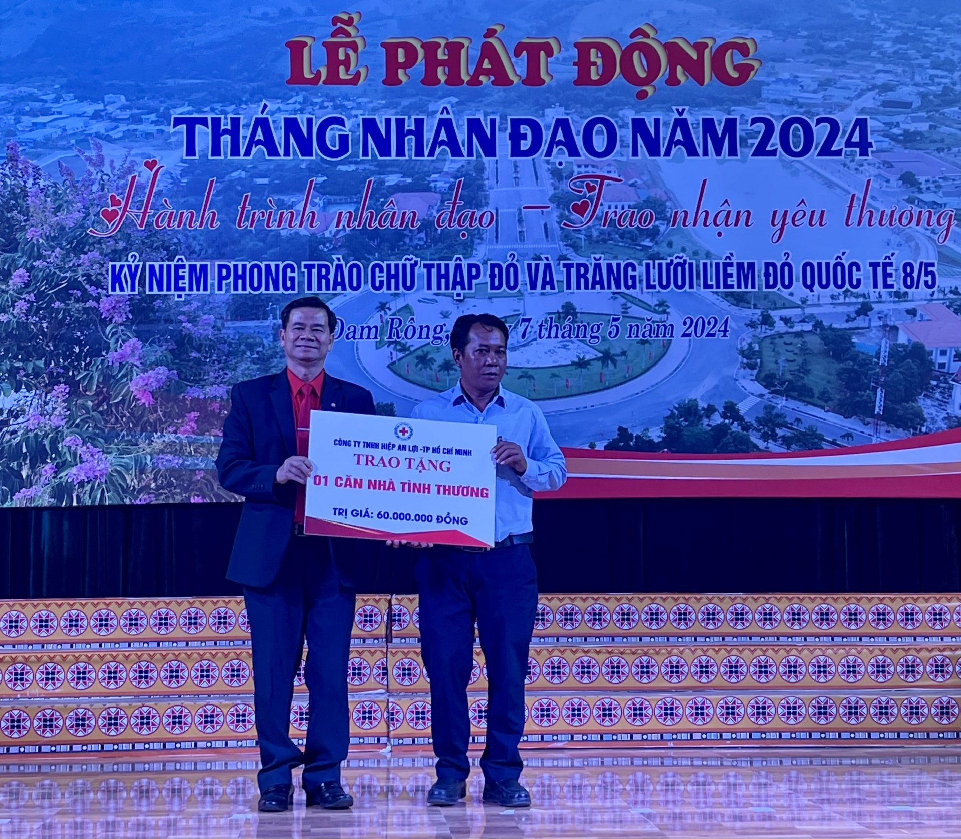 Trao tài trợ xây nhà tình thương Chữ thập đỏ tại huyện Đam Rông