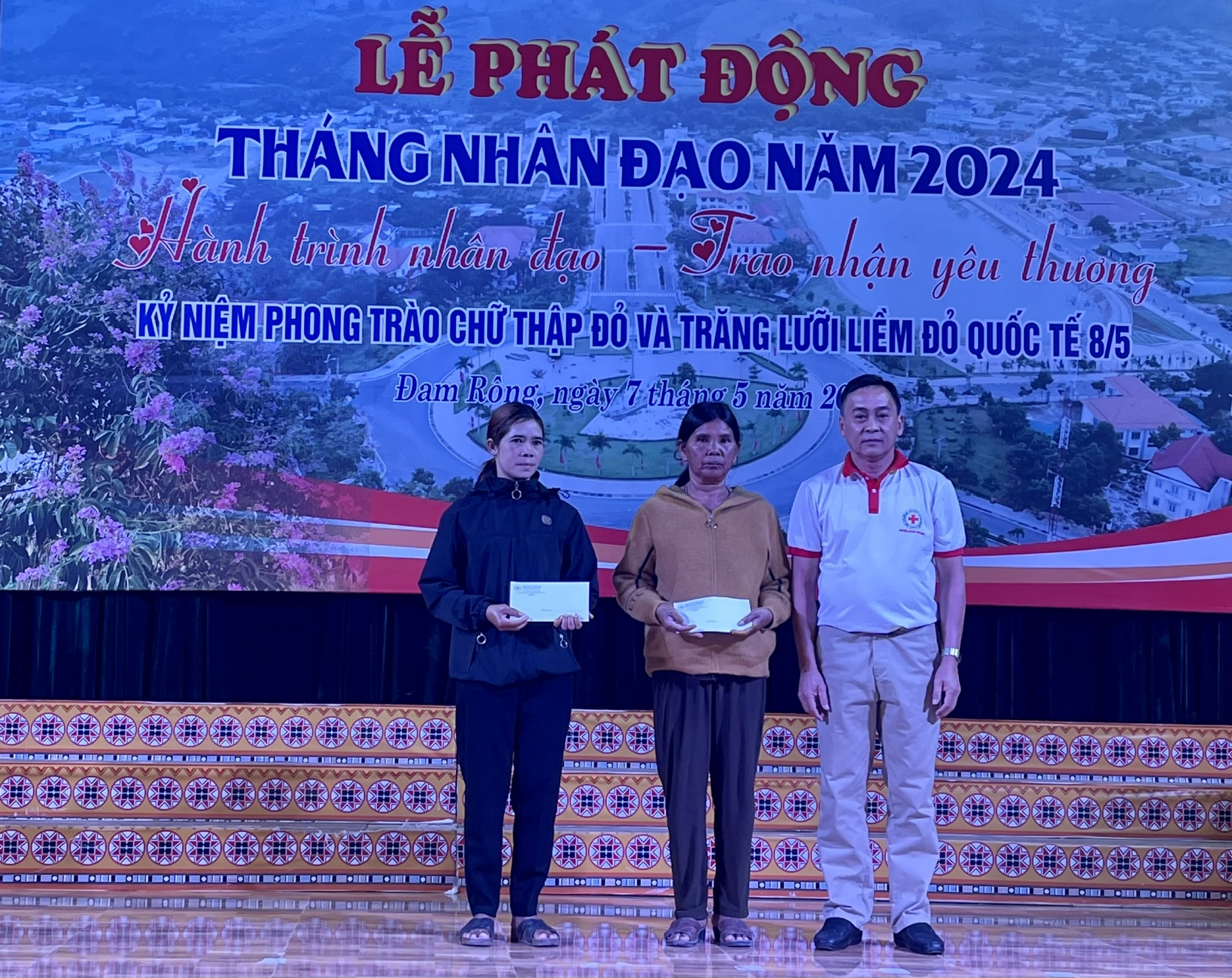 Hội CTĐ huyện Đơn Dương trao tặng mô hình sinh kế cho hộ nghèo tại Đam Rông