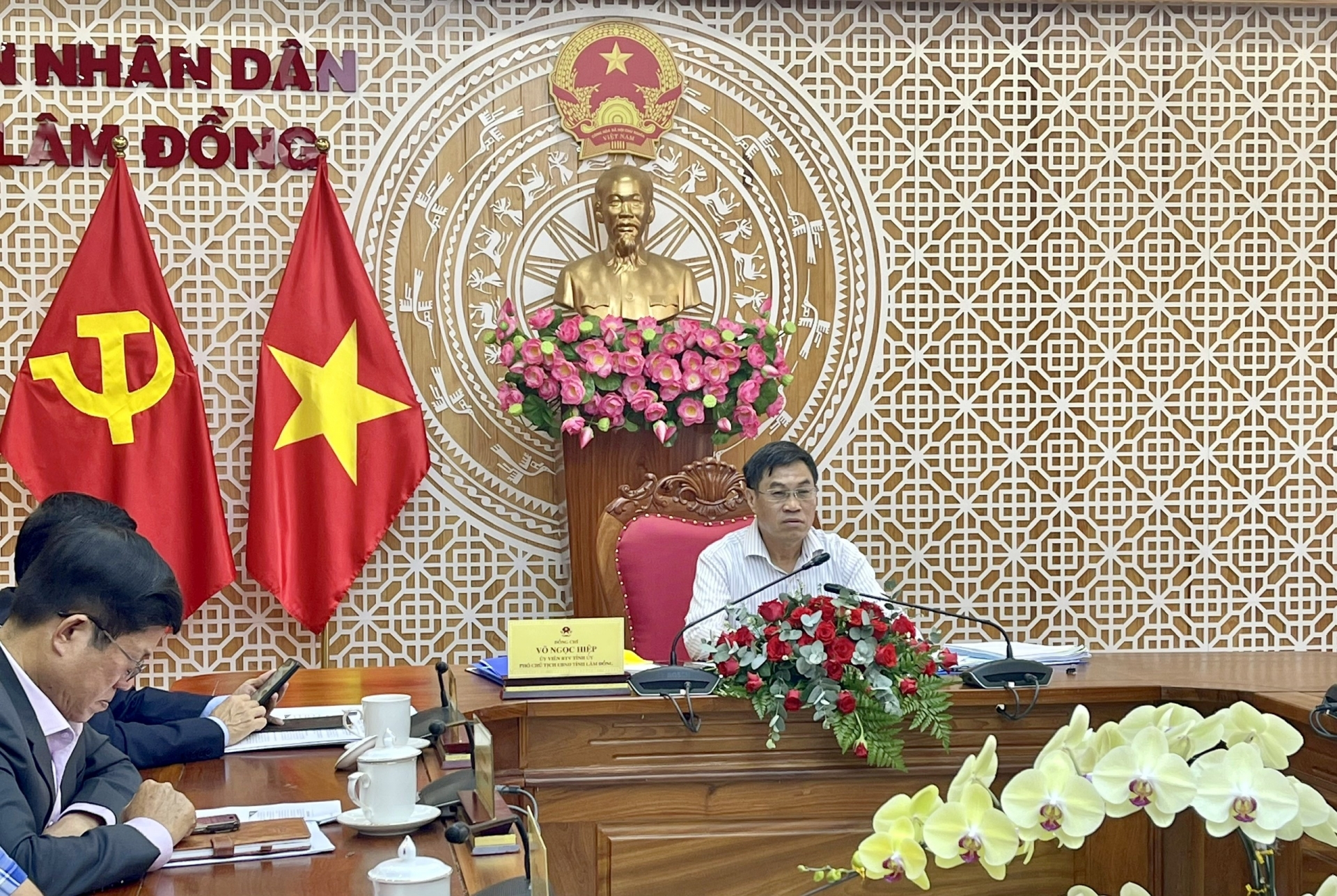 Tại điểm cầu UBND tỉnh Lâm Đồng, ông Võ Ngọc Hiệp –Phó Chủ tịch UBND tỉnh chủ trì hội nghị