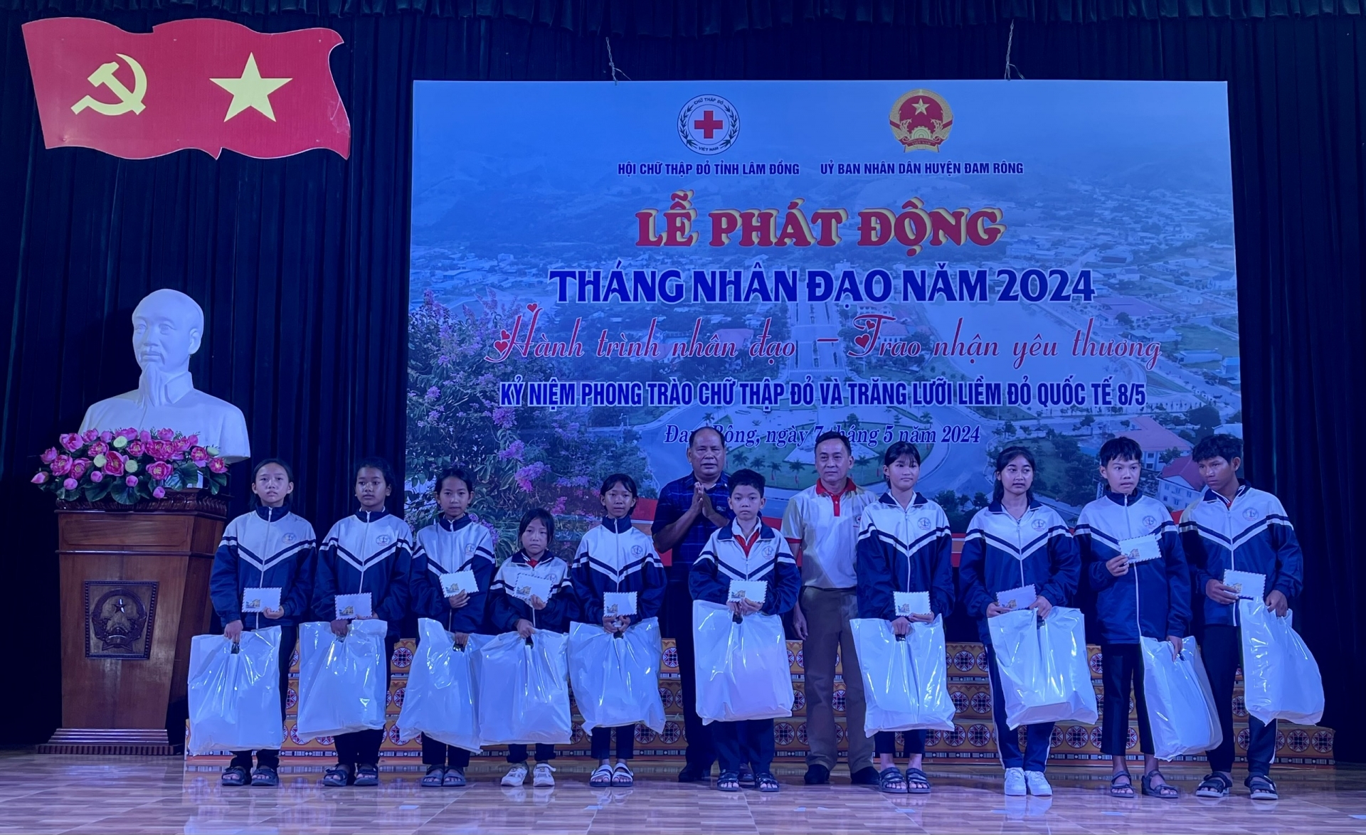 Lãnh đạo Hội CTĐ huyện Đơn Dương trao tặng 10 suất học bổng cho học sinh có hoàn cảnh khó khăn Trường THCS&THPT Võ Nguyên Giáp (Đam Rông)