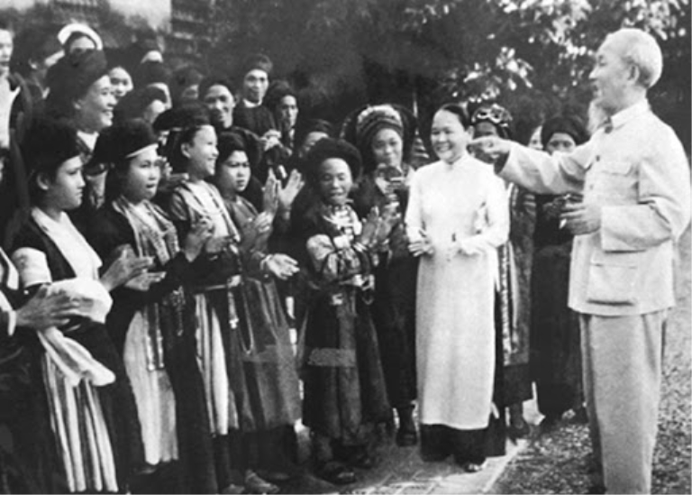 Bác Hồ tiếp đoàn đại biểu các dân tộc Hà Giang (15.11.1965). (Ảnh: Tư liệu)