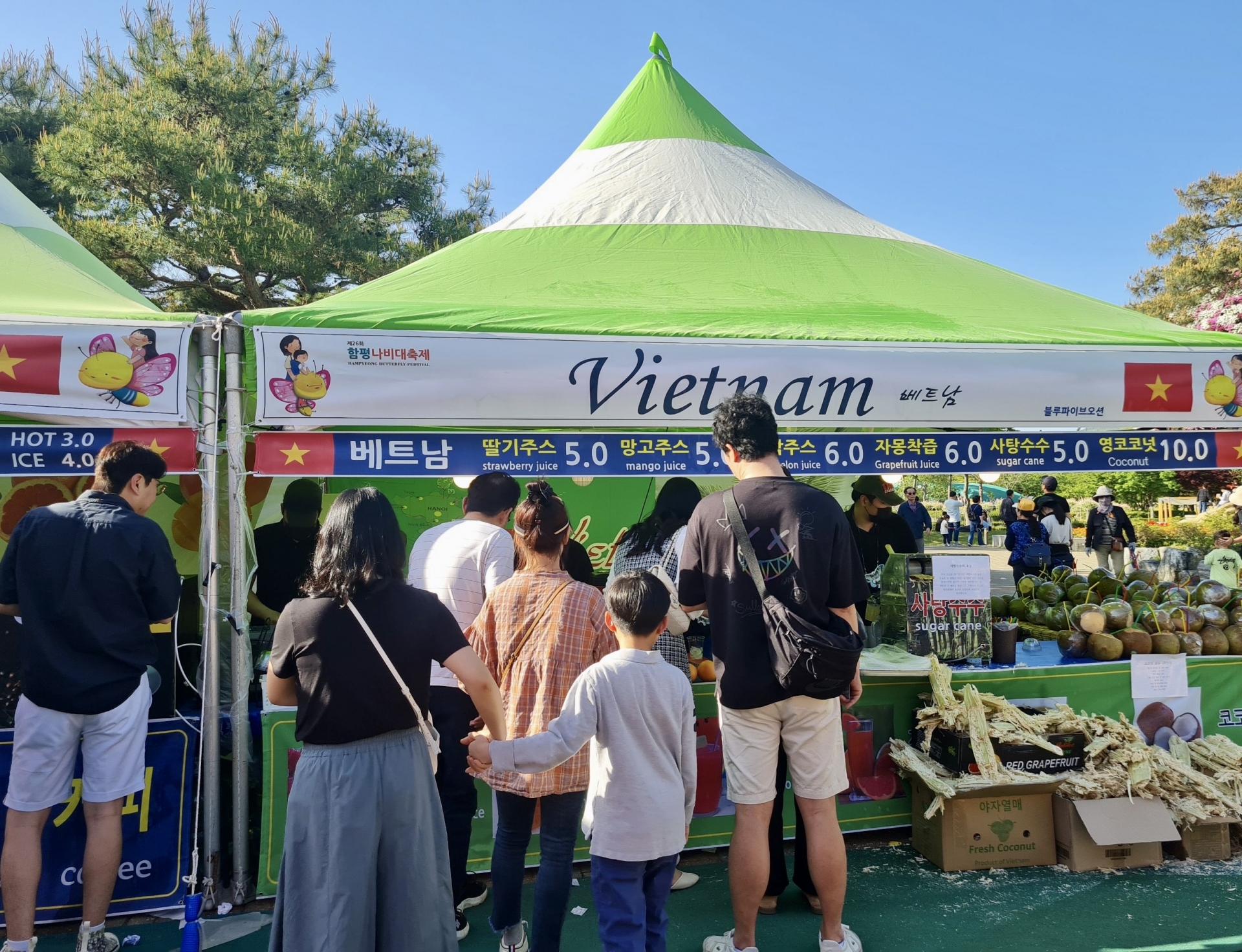 Gian hàng ẩm thực Việt Nam tại Lễ hội Bướm