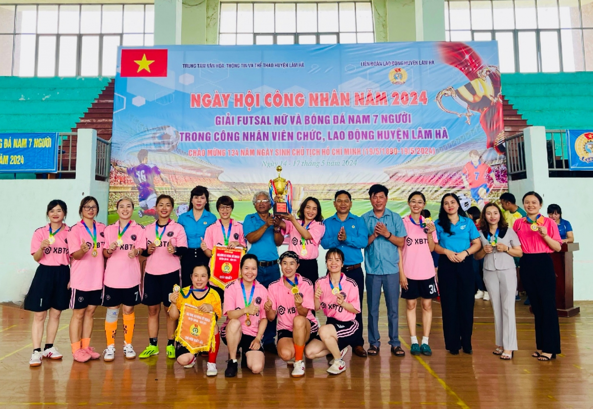 Trao giải Nhất Futsal nữ cho đội Công đoàn cơ sở các xã cụm Tân Hà