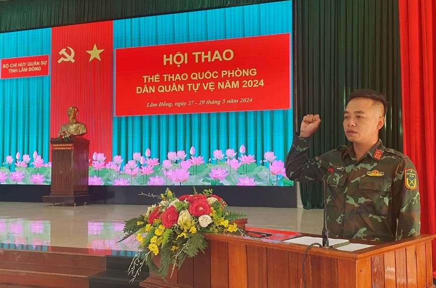  Đồng chí Trần Văn Tiến – đại diện Tổ trọng tài tuyên thệ 