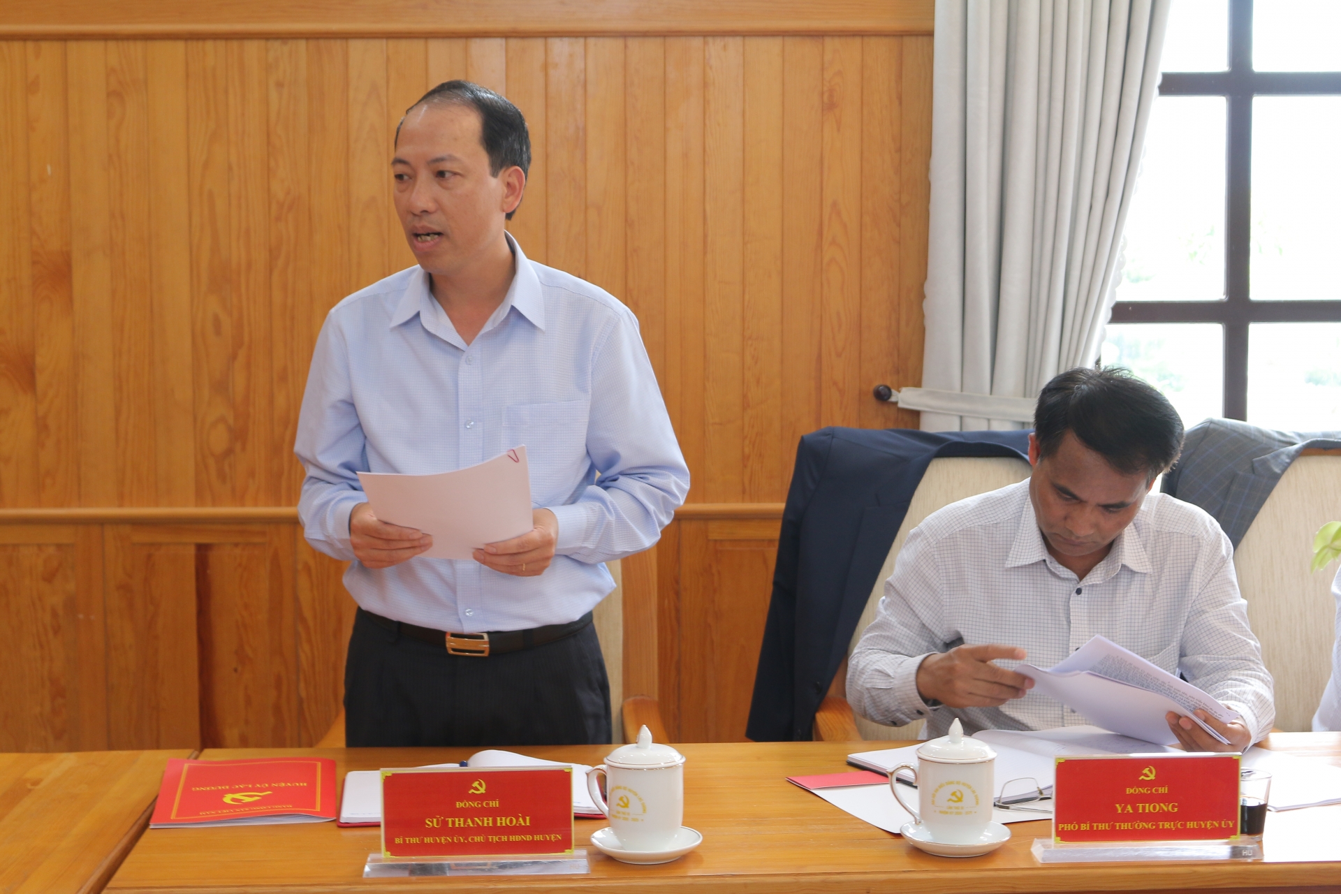 Đồng chí Sử Thanh Hoài – Bí thư Huyện ủy, Chủ tịch HĐND huyện Lạc Dương báo cáo tại buổi làm việc