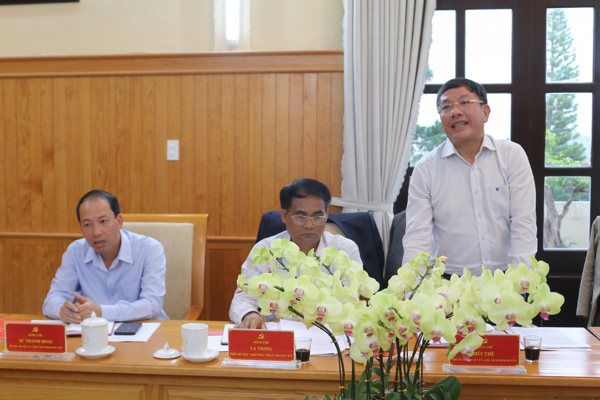 Chủ tịch UBGND huyện Lạc Dương Bùi Thế trao đổi về tiến độ giải ngân vốn đầu tư công, 3 xã chưa có hệ thống nước sạch…