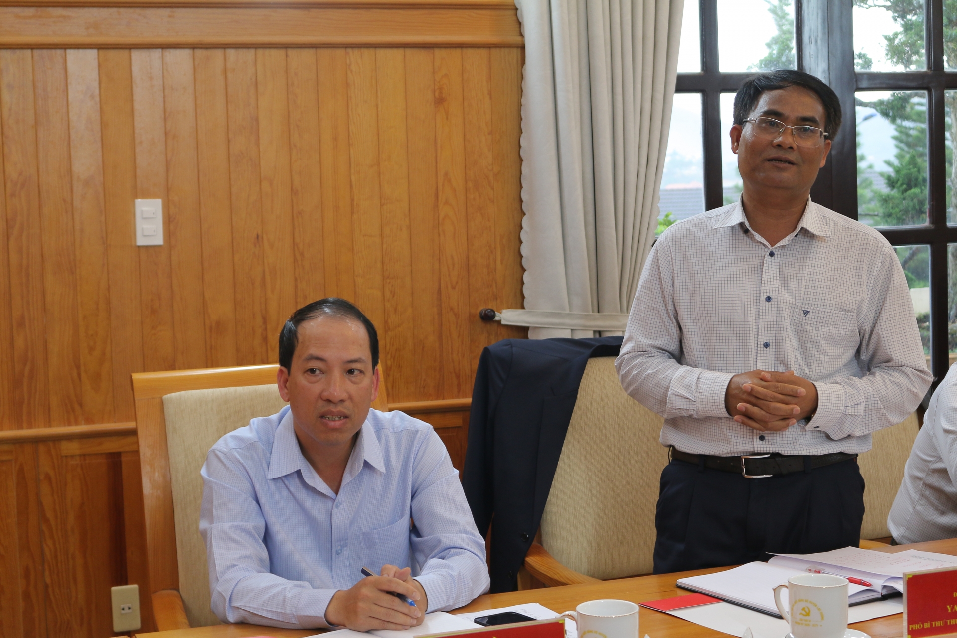 Phó Bí thư Thường trực Huyện ủy Lạc Dương Ya Tiong trao đổi về công tác giảm nghèo