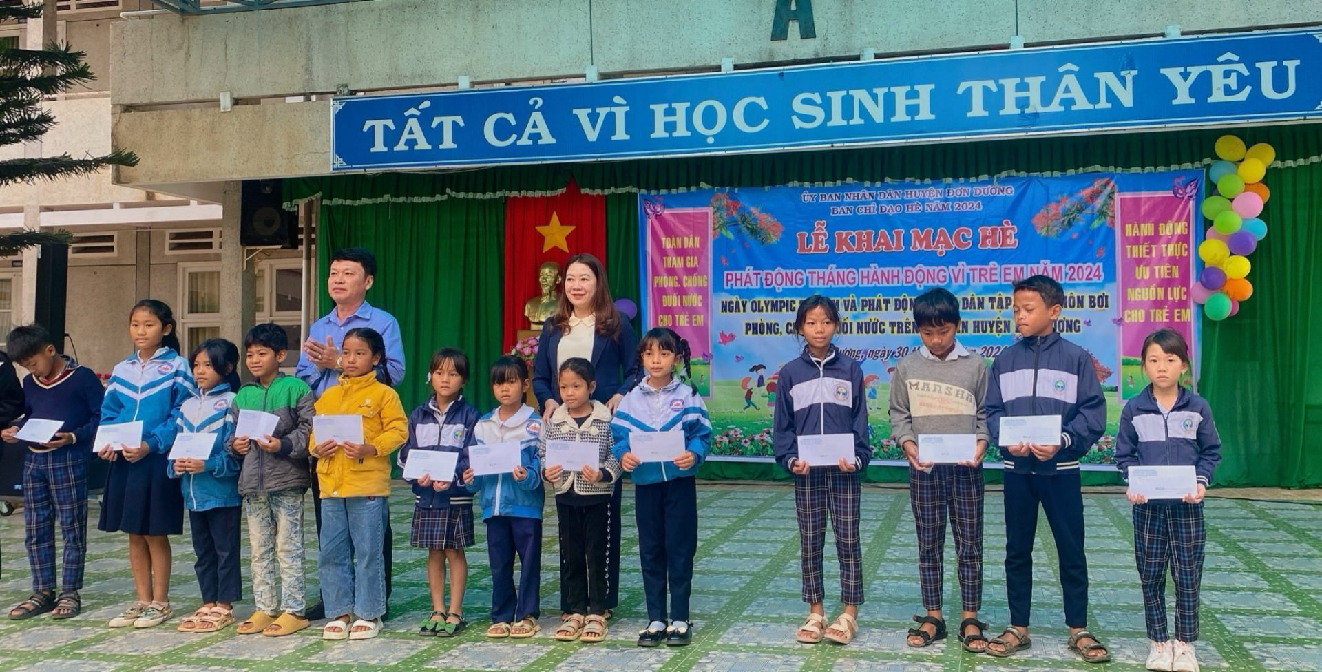 Phó Chủ tịch UBND huyện Đơn Dương Trần Hùng Dũng trao học bổng cho các em học sinh có hoàn cảnh khó khăn