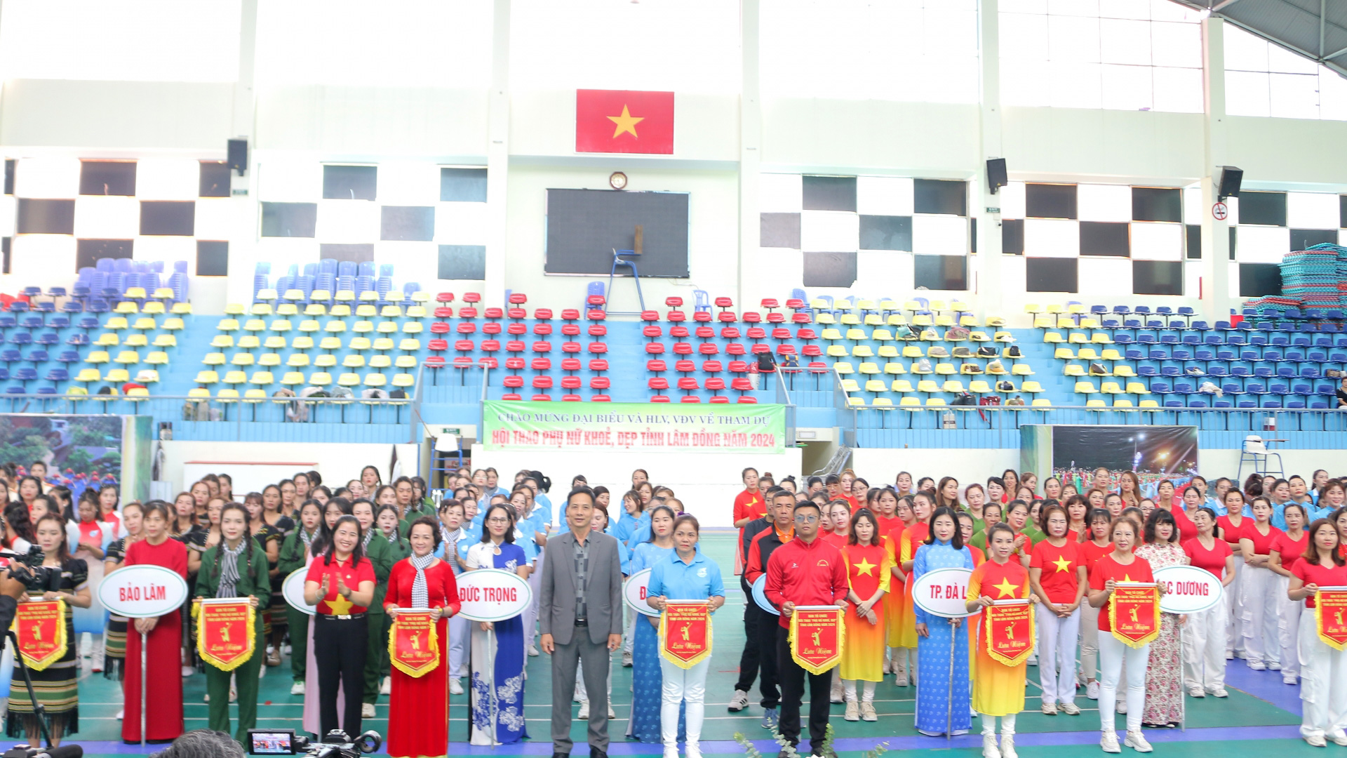 Ban Tổ chức tặng cờ lưu niệm cho các đội tham gia Hội thao