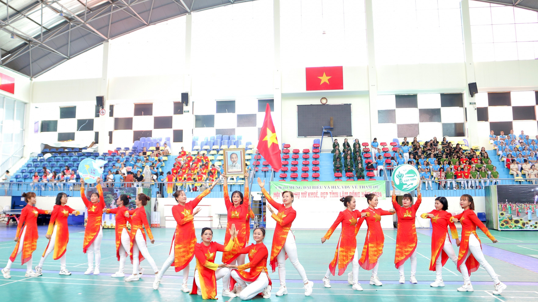 Phần thi dân vũ trên nền nhạc các ca khúc Việt Nam ca ngợi quê hương, đất nước