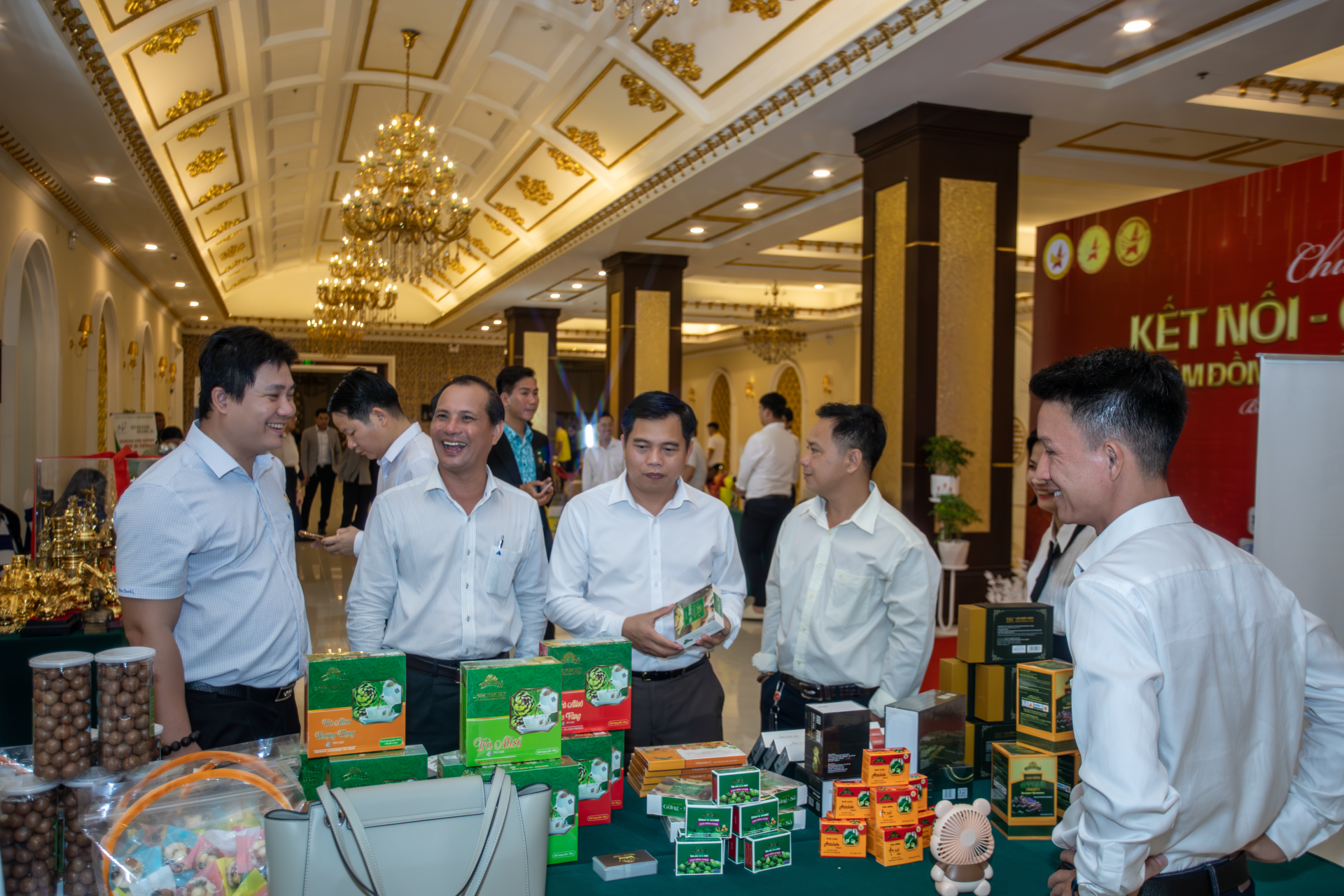 Các đại biểu tìm hiểu sản phẩm của hội viên Hội Doanh nhân trẻ Lâm Đồng