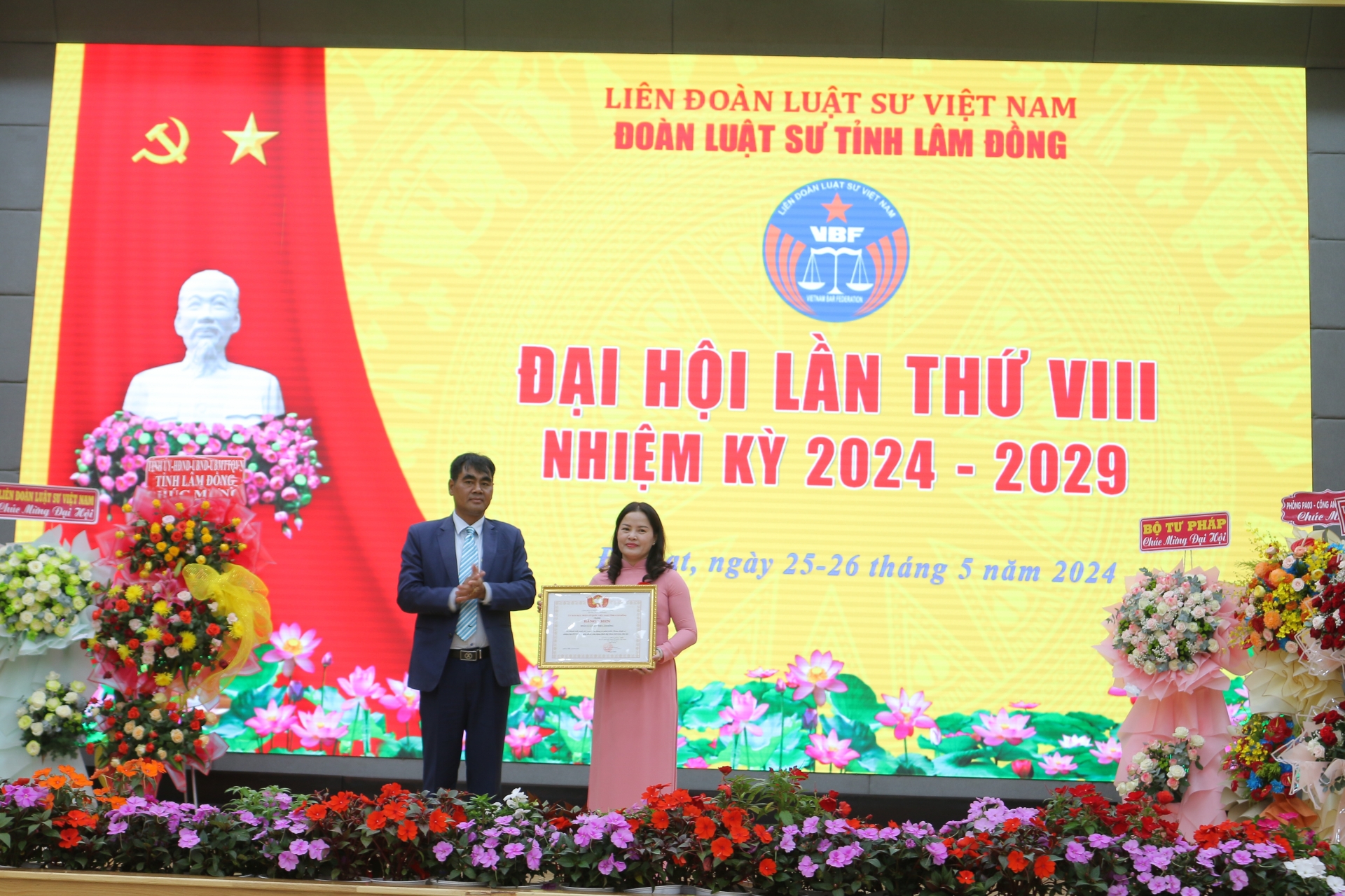 Phó Chủ tịch Ủy ban MTTQ Việt Nam tỉnh Bon Yô Soan trao bằng khen của Ủy ban MTTQ Việt Nam tỉnh cho Đoàn Luật sư tỉnh Lâm Đồng 