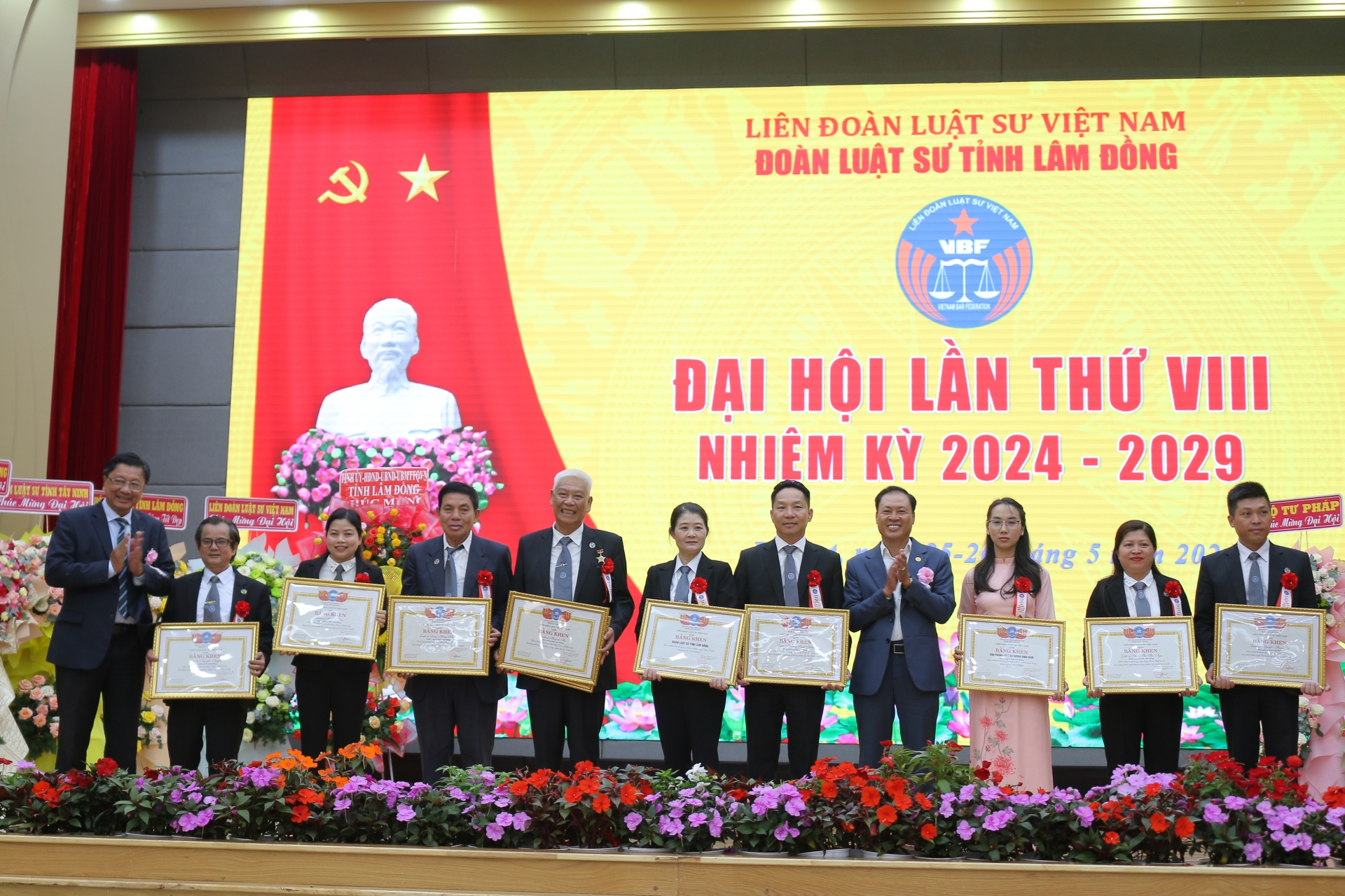 Liên đoàn Luật sư Việt Nam đã trao tặng Kỷ niệm chương “Vì sự nghiệp phát triển luật sư Việt Nam” cho 6 cá nhân thuộc Đoàn Luật sư tỉnh, tặng bằng khen cho 3 tập thể và 8 cá nhân