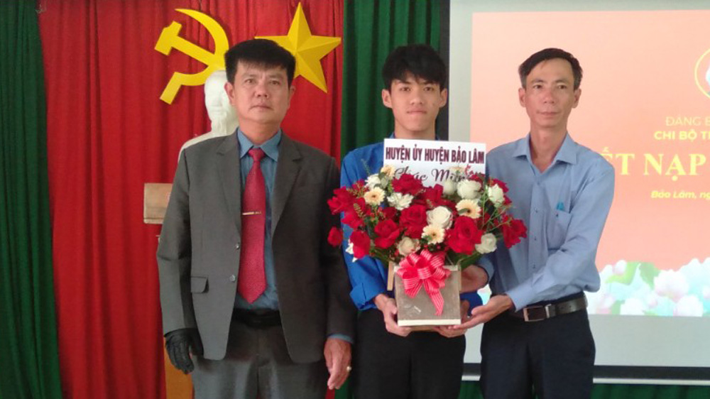 Bảo Lâm: Chi bộ Trường THPT Lộc An kết nạp đảng viên mới là học sinh