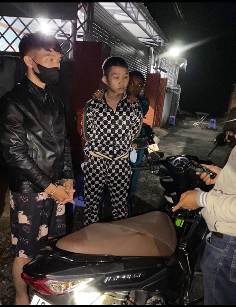 Lê Nhật Huy; Nguyễn Tấn Dũng cùng xe mô tô thời điểm bị bắt quả tang