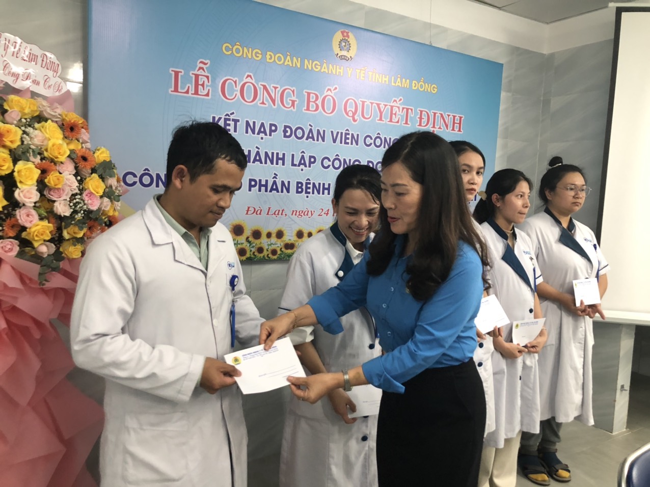 Bà Mai Thị Hồng Khánh, Chủ tịch Công đoàn Y tế trao quà cho đoàn viên mới nhân Tháng Công nhân
