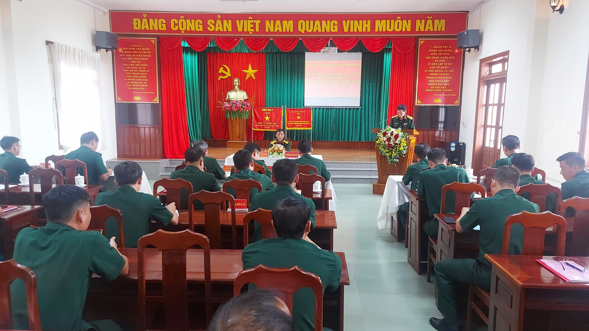 Quang cảnh buổi làm việc. 