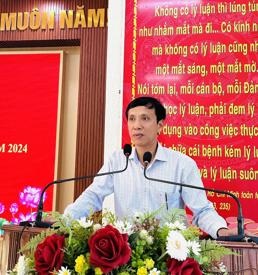 Đồng chí Nguyễn Mạnh Việt - Bí thư Huyện ủy Đạ Tẻh phát biểu khai giảng lớp học
