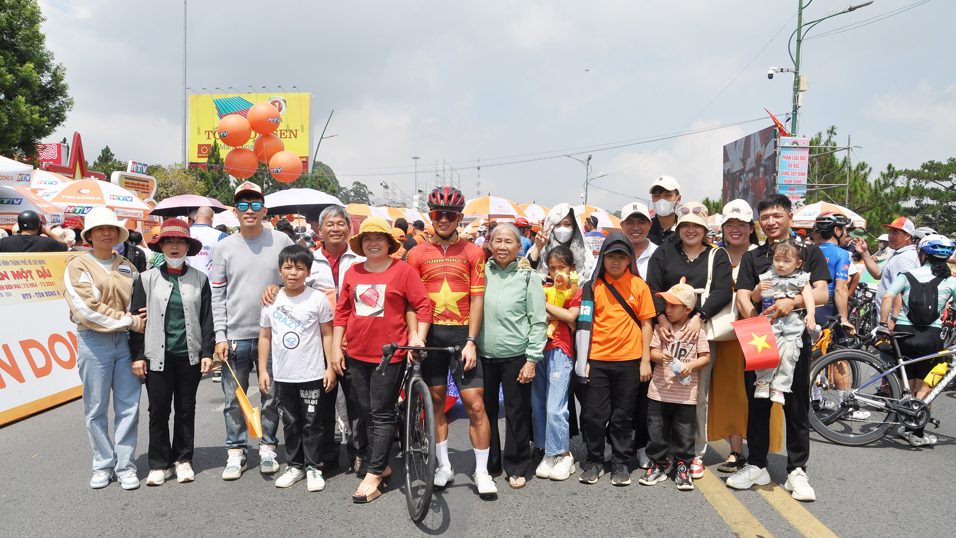 Cả gia đình, người thân từ Đức Trọng cùng lên Đà Lạt để cổ vũ tinh thần cho Phạm Lê Xuân Lộc (đứng giữa, áo đỏ) trong cuộc đua Cúp Truyền hình TP Hồ Chí Minh 2024