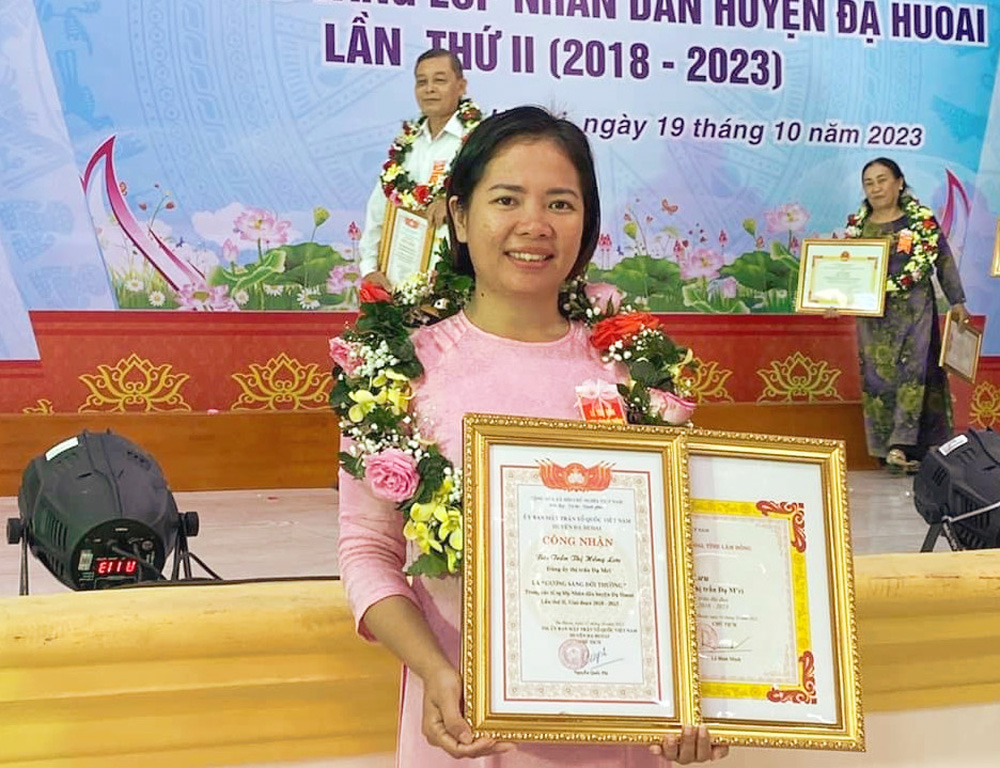 Đảng viên Trần Thị Hồng Lưu 
trong buổi lễ tôn vinh “Gương sáng đời thường” giai đoạn 2018 - 2023 
của huyện Đạ Huoai