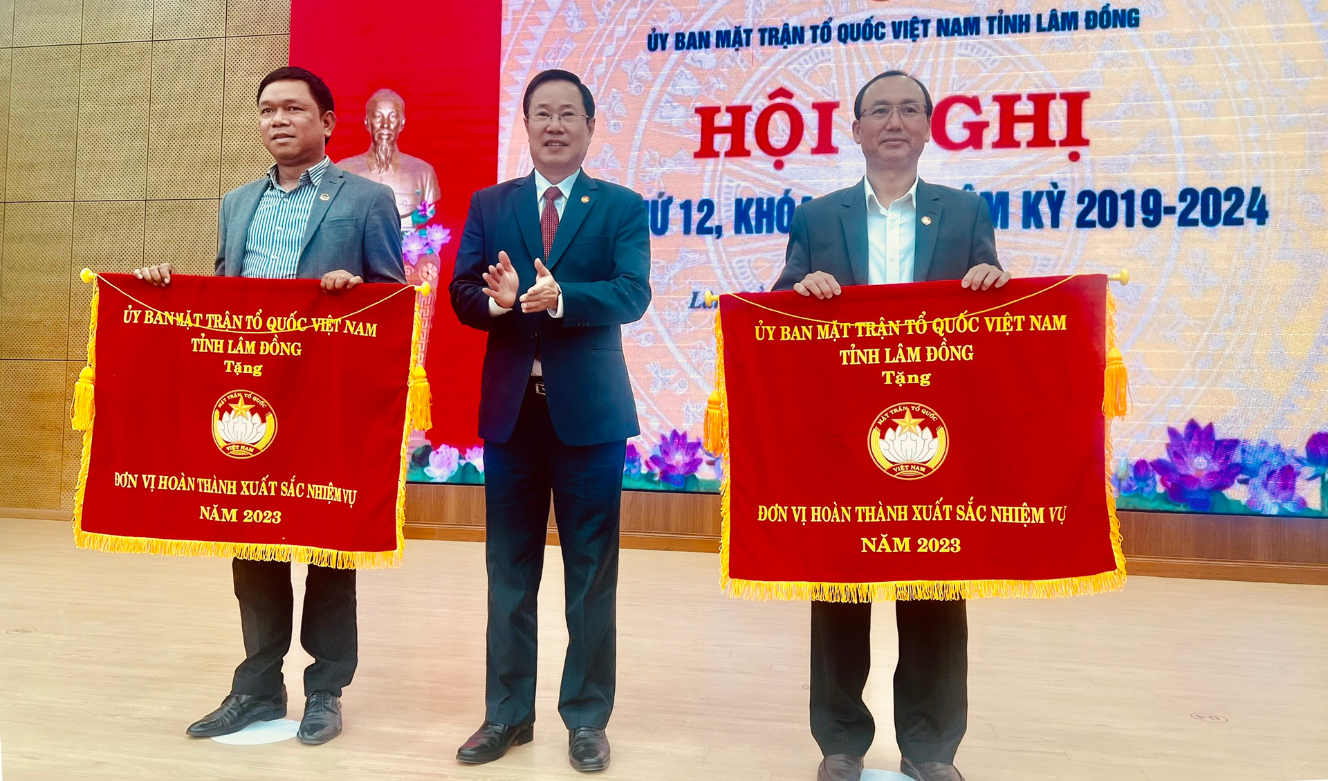 Trên tinh thần tích cực, trách nhiệm, các địa phương, đơn vị đã được Ủy ban MTTQ Việt Nam tỉnh tặng cờ thi đua xuất sắc năm 2023