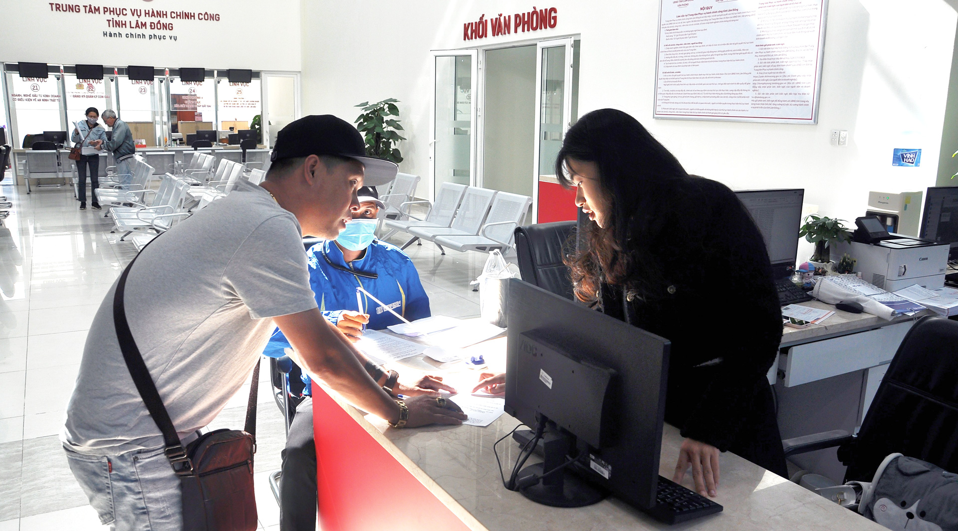 Người dân được hướng dẫn khi đến thực hiện thủ tục hành chính 
tại Trung tâm Phục vụ hành chính công tỉnh