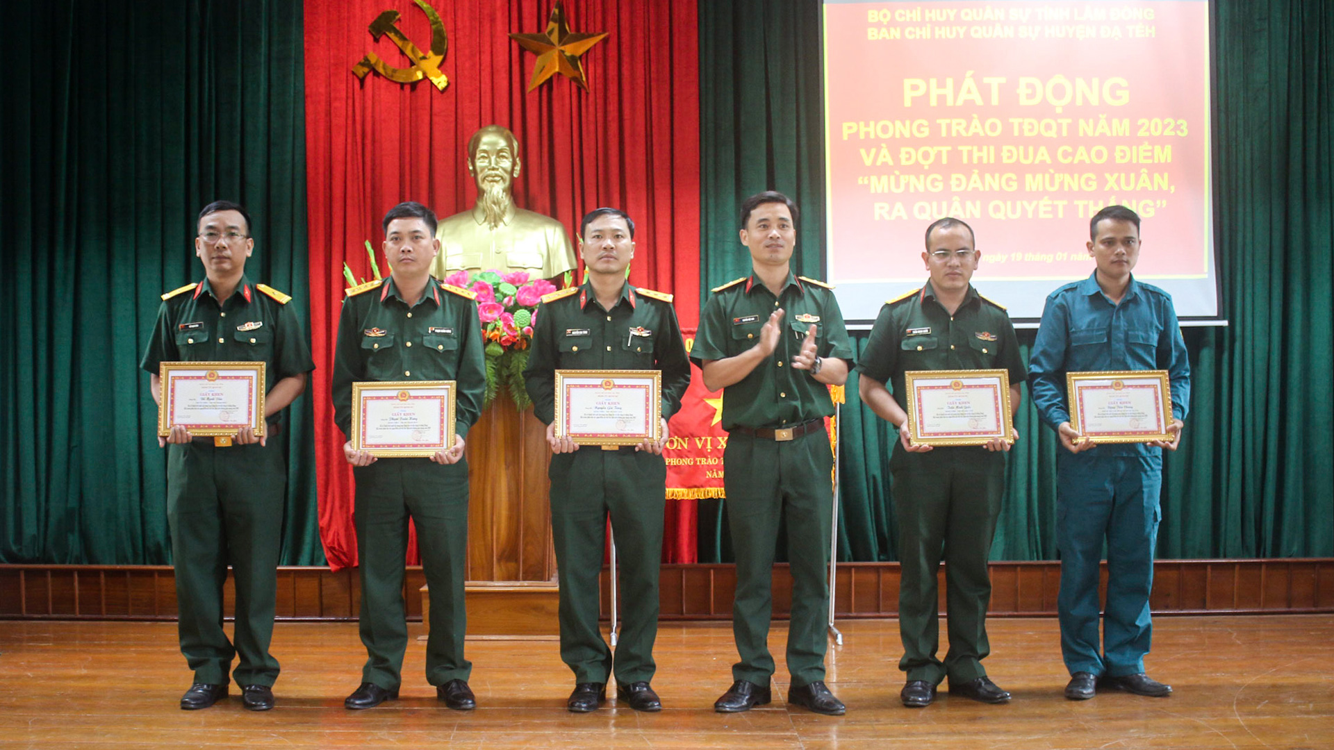 Cán bộ, chiến sĩ Ban CHQS huyện Đạ Tẻh tham gia sôi nổi các phong trào
và đạt được nhiều thành tích