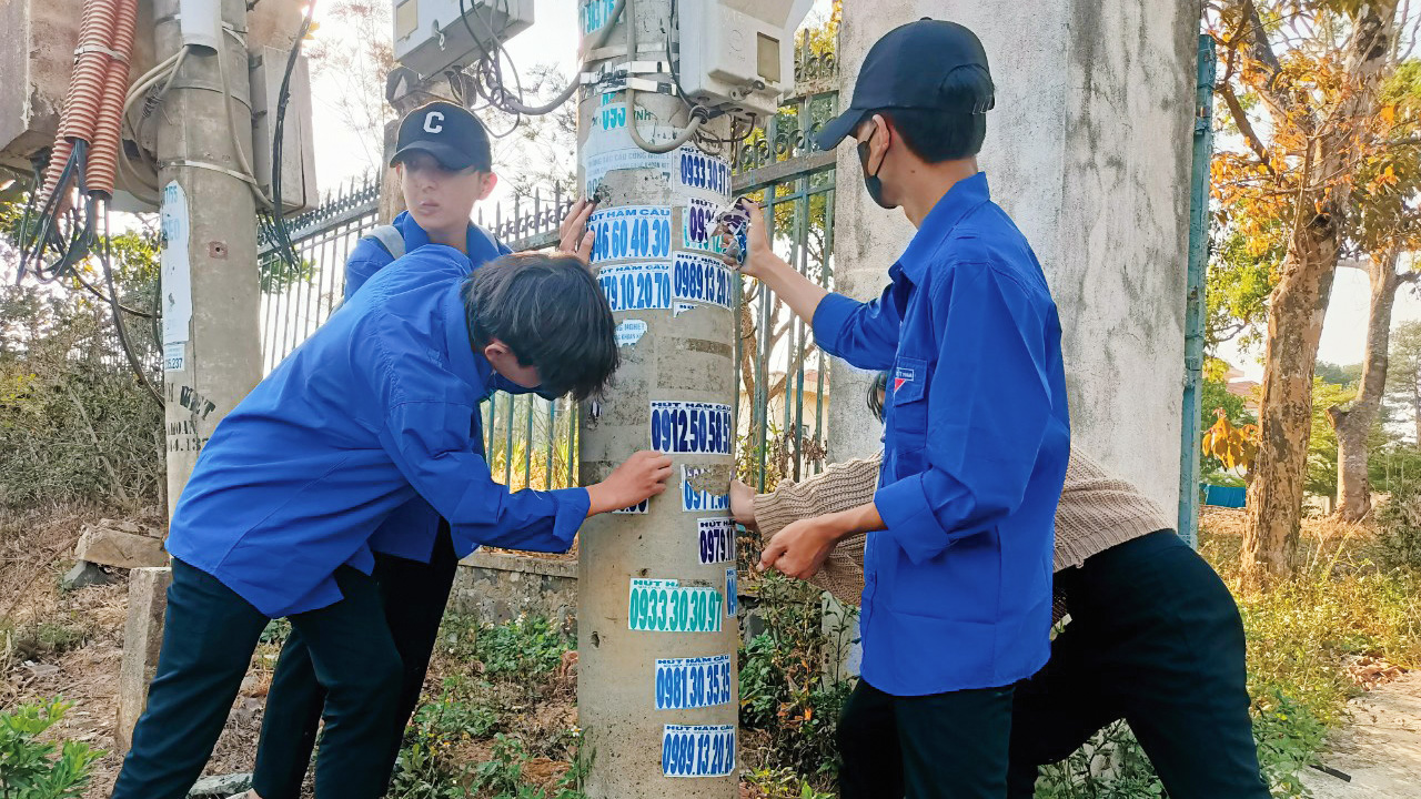ĐVTN xã Ninh Loan ra quân bóc, gỡ các biển quảng cáo