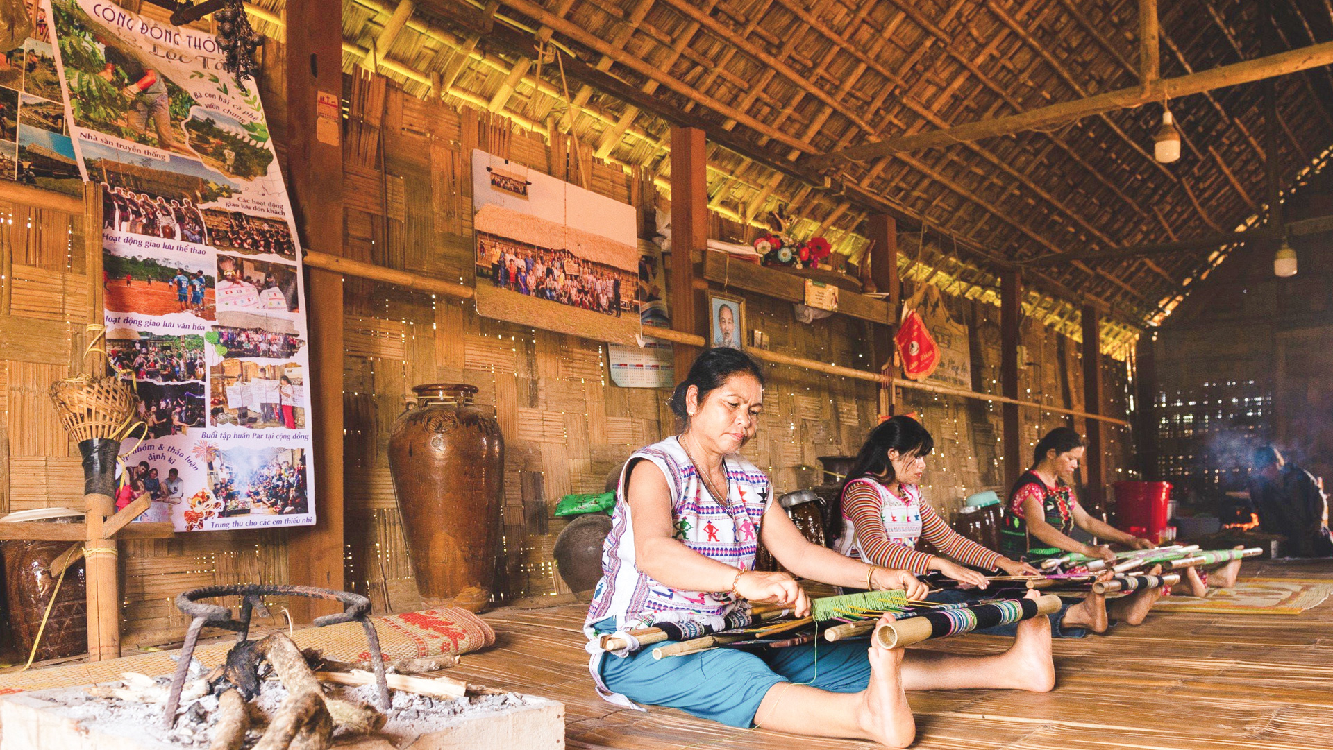 Phụ nữ đồng bào DTTS dệt vải dưới mái nhà dài truyền thống