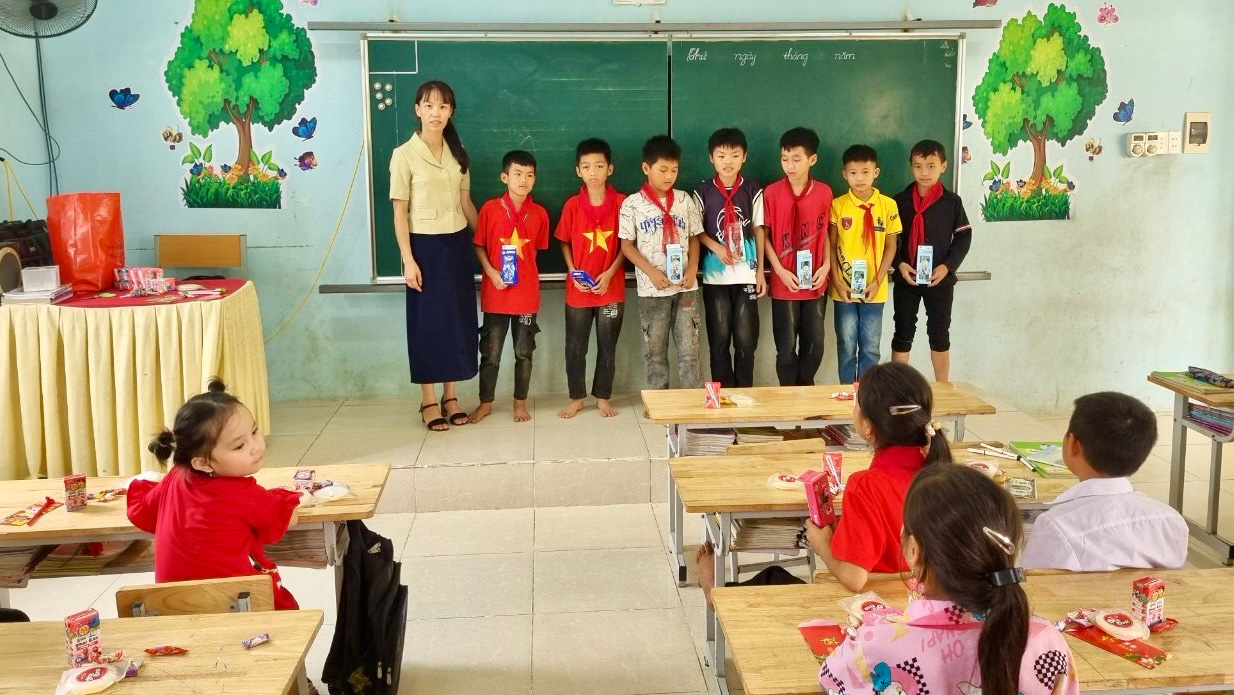 Cô Trần Hồng Thiên Nga trao tặng học sinh lớp 5C, Trường Phổ thông Dân tộc bán trú Tiểu học Minh Sơn, huyện Bắc Mê món quà do tự tay cô thiết kế