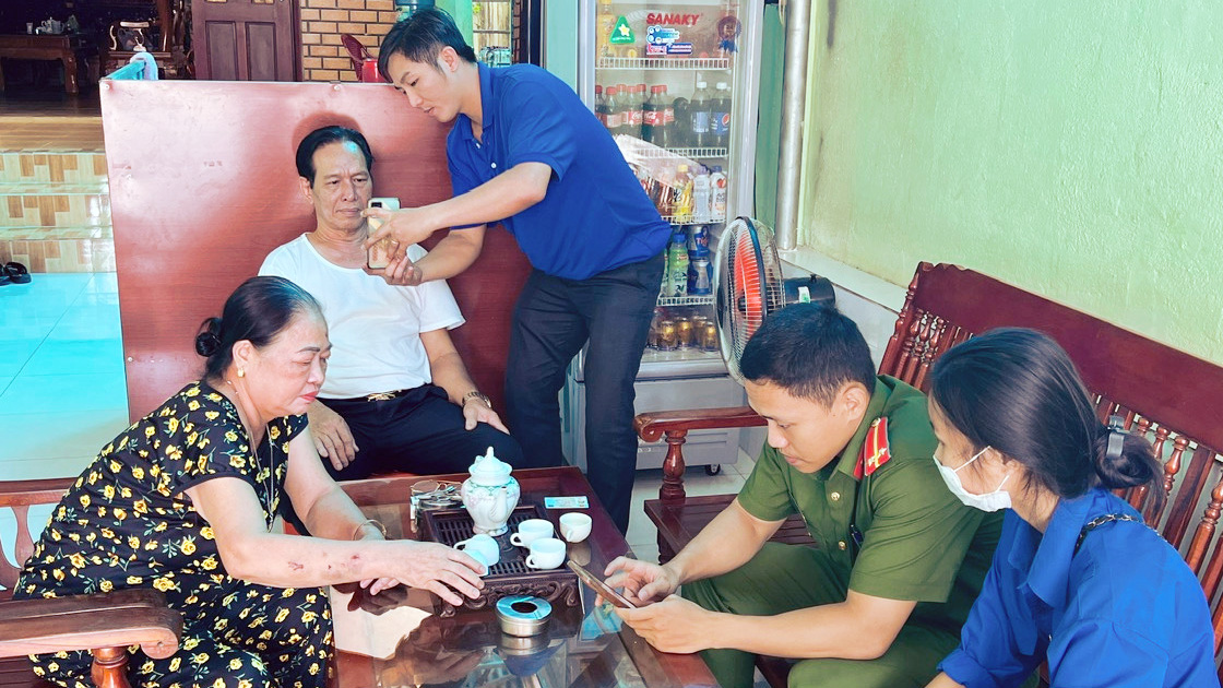 Đoàn viên, thanh niên và cán bộ, chiến sĩ Công an huyện Đạ Huoai hỗ trợ cài đặt
 ứng dụng VNeID cho người dân trên địa bàn