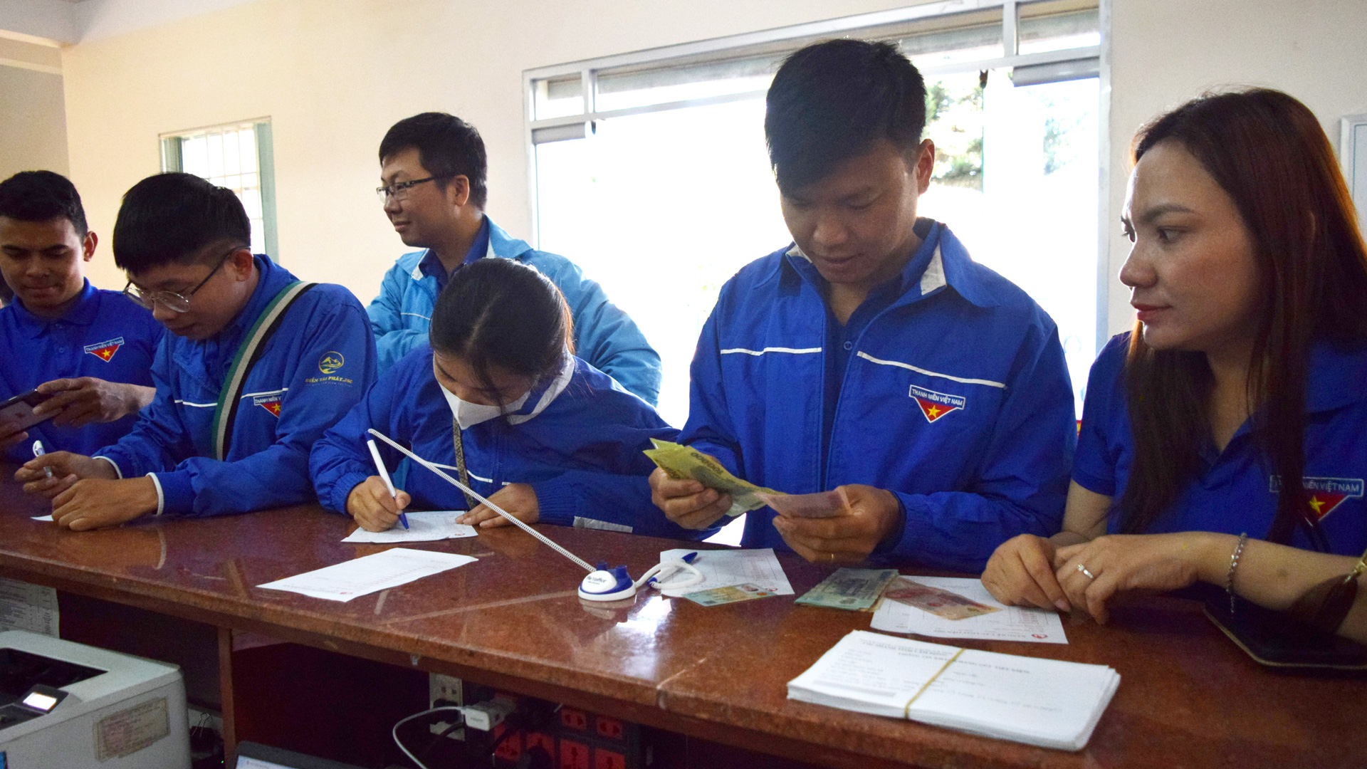 Đoàn viên, thanh niên huyện Đức Trọng tham gia gửi tiền tiết kiệm 
tại Ngân hàng Chính sách xã hội huyện