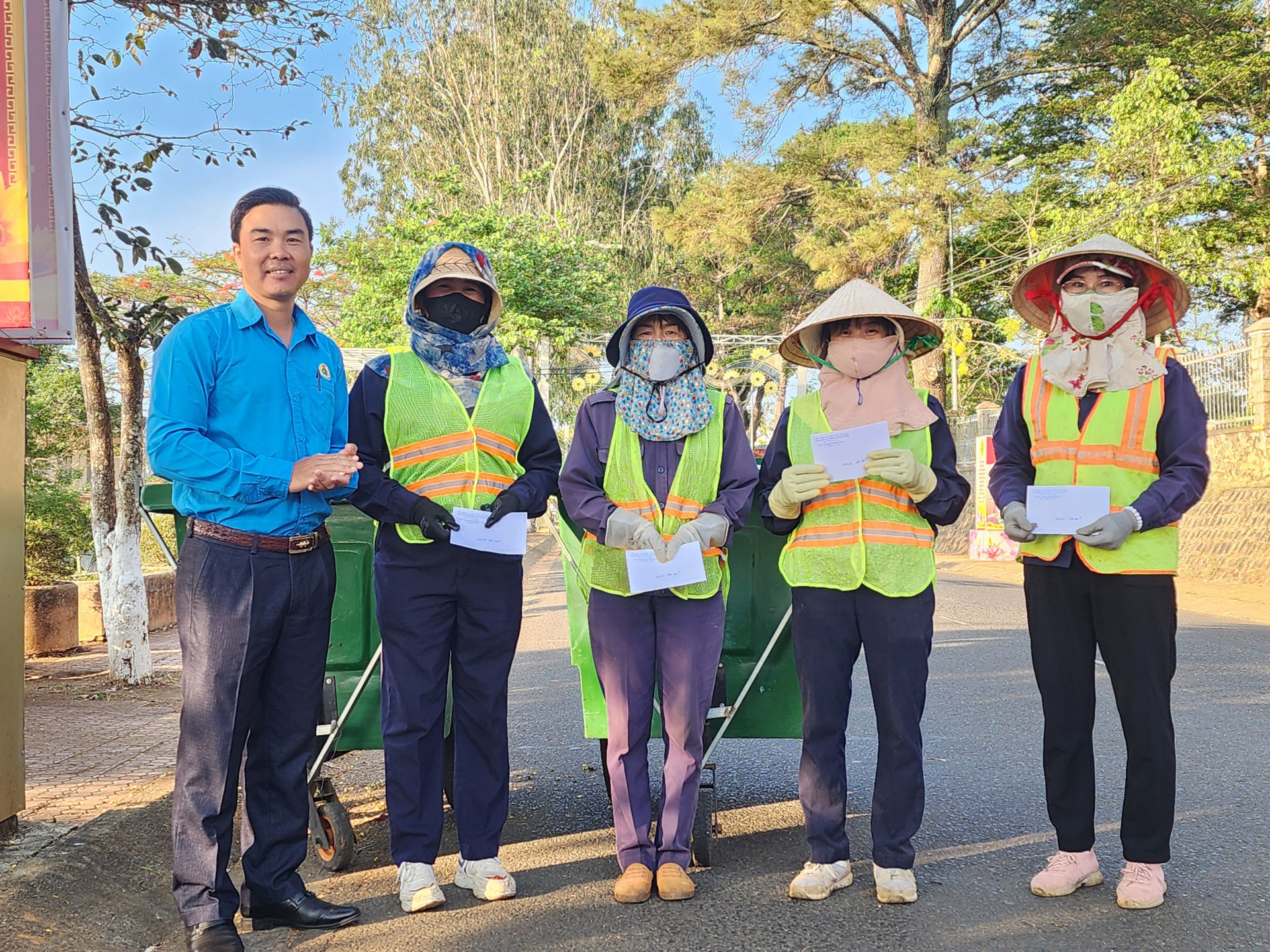 LĐLĐ huyện Di Linh tặng quà người lao động làm nhiệm vụ giữ gìn vệ sinh
trong dịp lễ 30/4 - 1/5 năm 2024