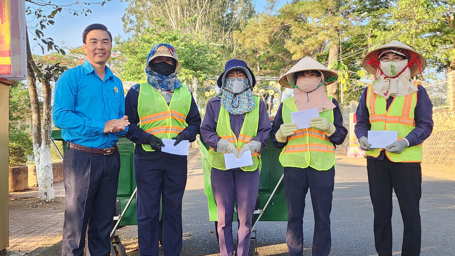 Tích cực thi đua thực hiện Phong trào “Công nhân Lâm Đồng làm theo lời Bác”