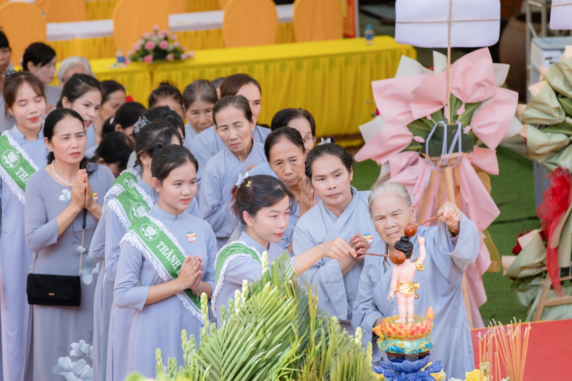Đông đảo các Phật tử tham gia các nghi thức tại buổi Đại lễ.