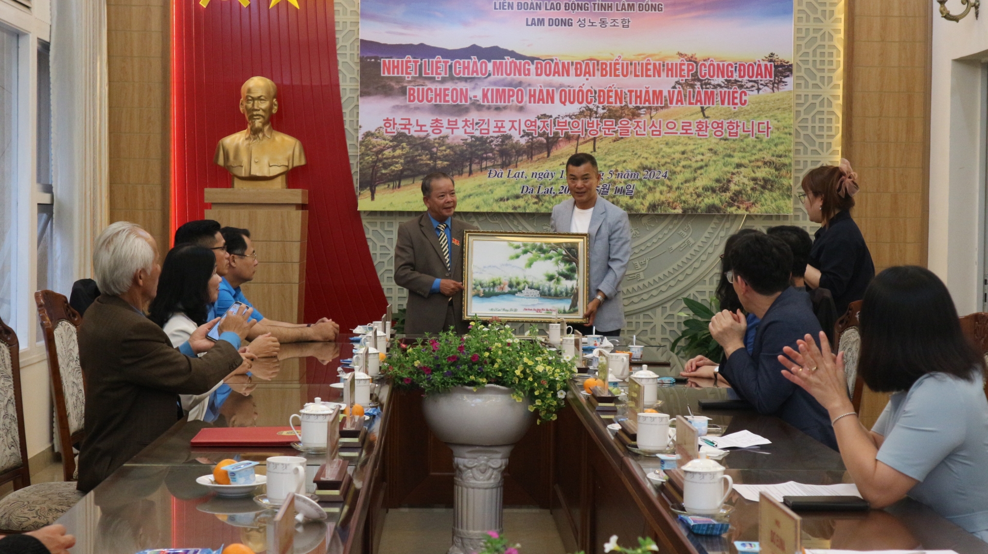 LĐLĐ Lâm Đồng tặng quà lưu niệm Liên hiệp Công đoàn thành phố Bucheon 
