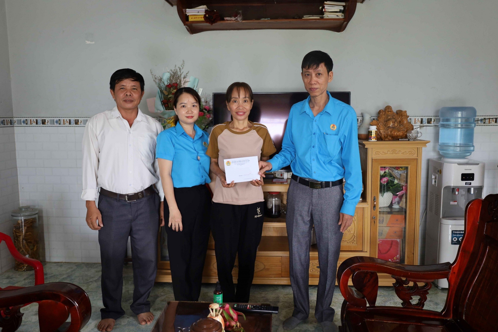 Liên đoàn Lao động huyện Cát Tiên đã đến thăm và trao tặng kinh phí hỗ trợ điều trị là 3 triệu đồng cho đoàn viên Hồ Thị Hạnh.