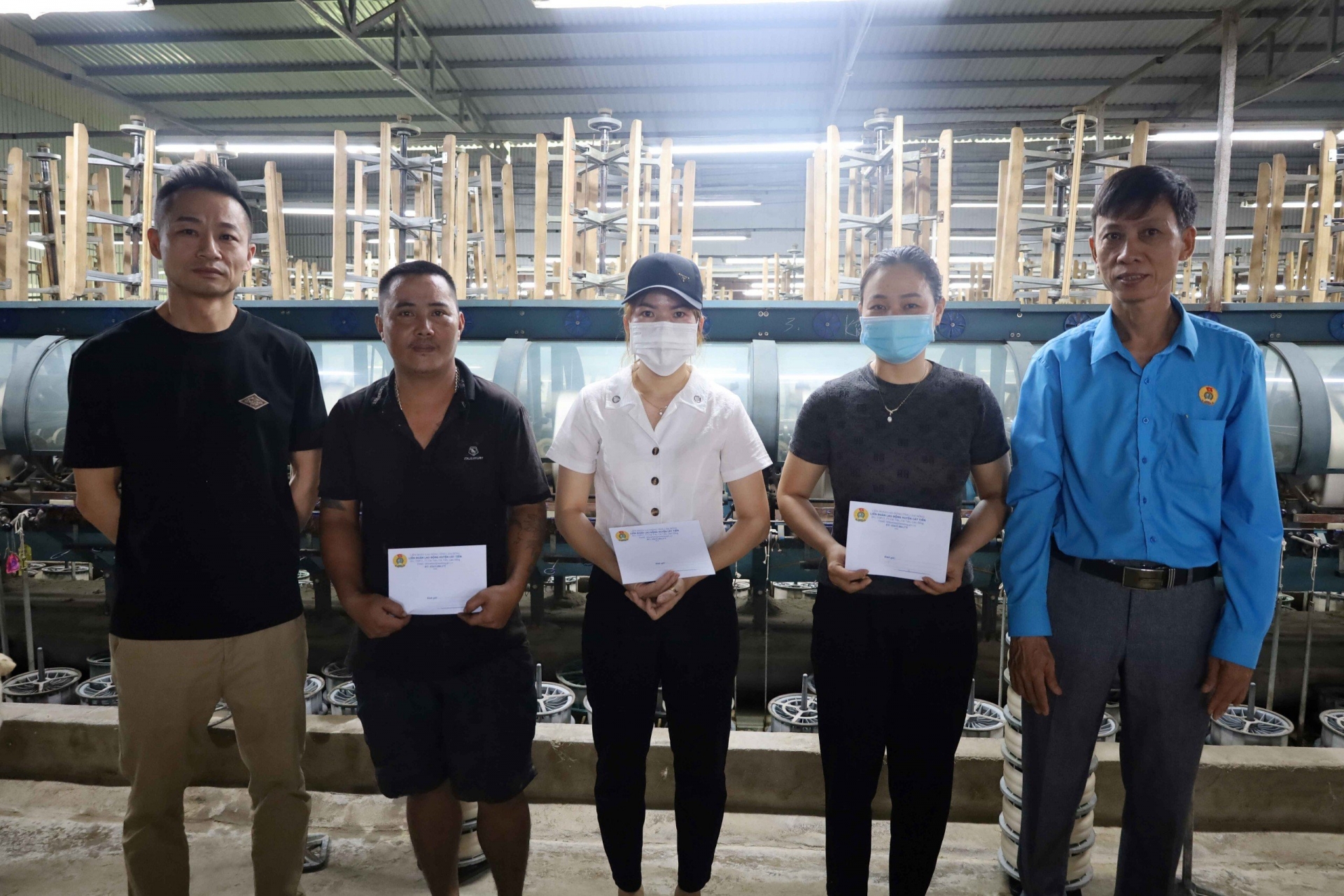Phó Chủ tịch Liên đoàn Lao động huyện Cát Tiên Nguyễn Sỹ Huệ tặng quà cho công nhân có hoàn cảnh khó khăn. 