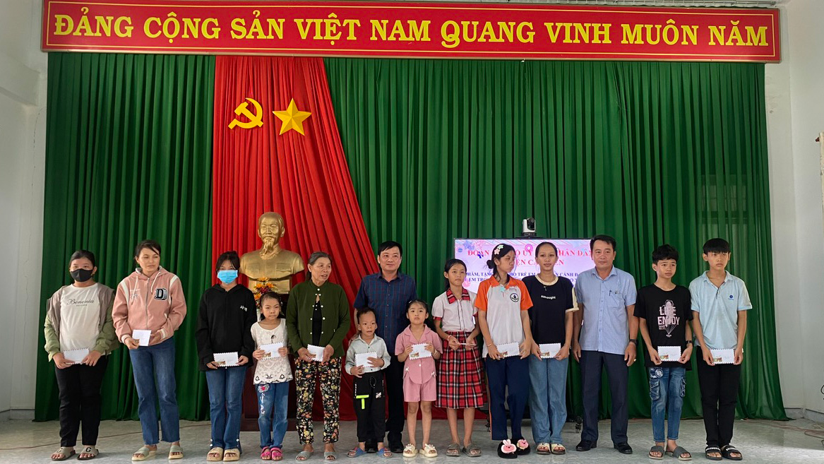 Cát Tiên: Thăm, tặng quà thiếu nhi nhân ngày 1/6