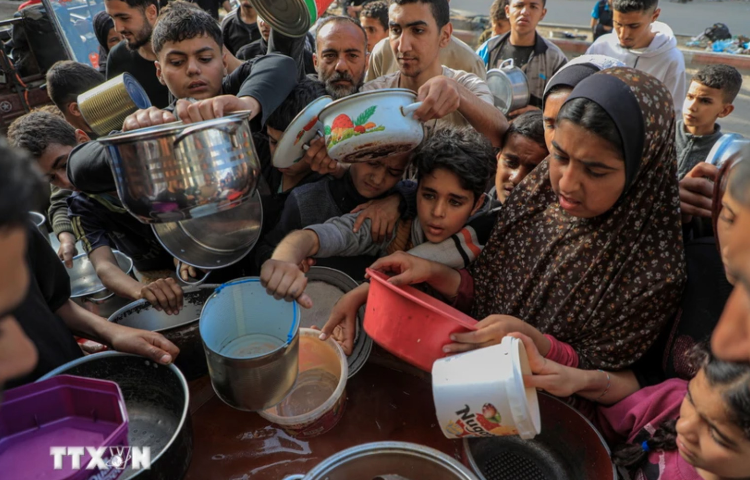 Người dân chờ nhận thức ăn cứu trợ tại thành phố Rafah, Dải Gaza, ngày 30/3/2024