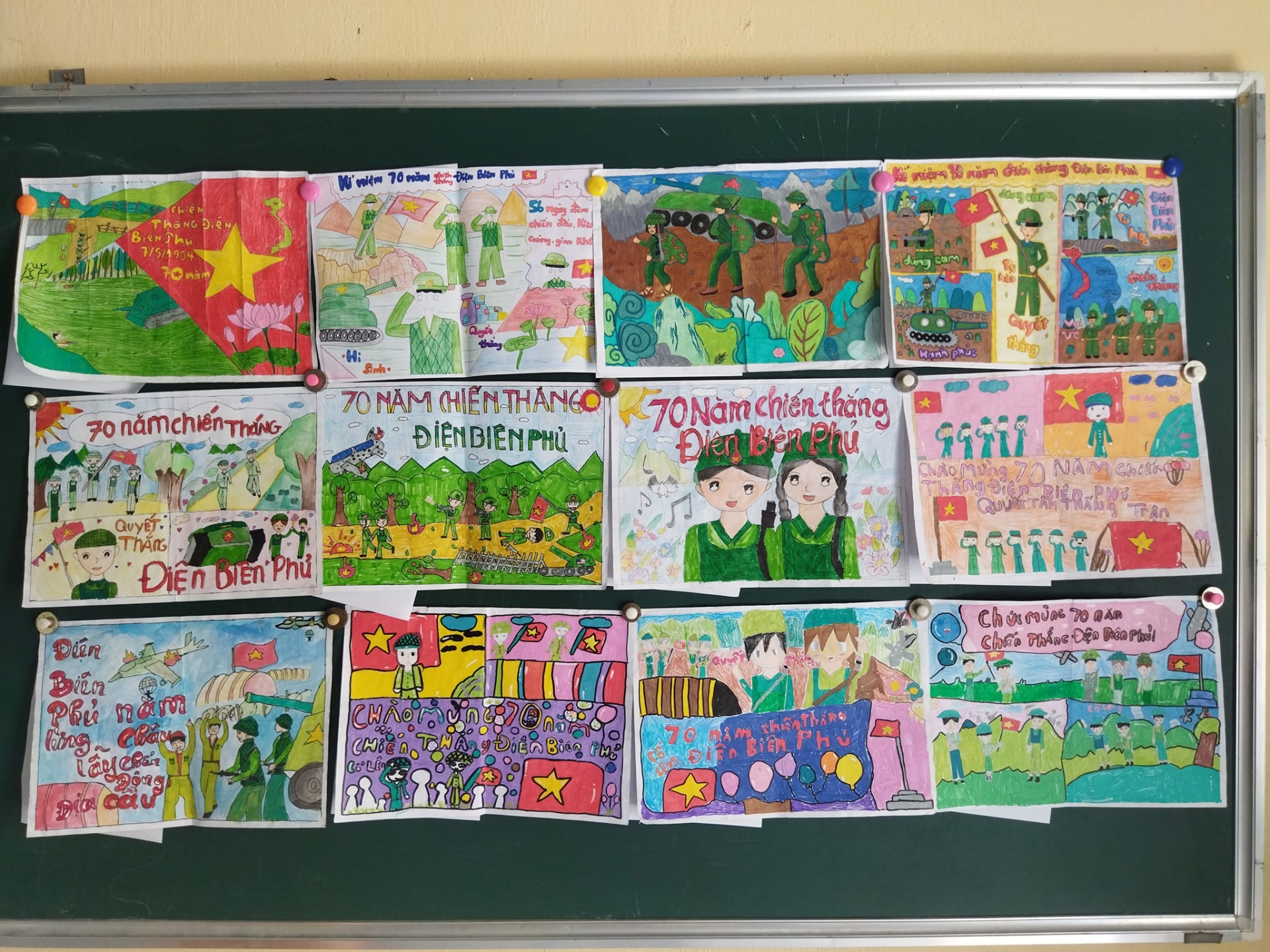 Một số tác phẩm dự thi của các em học sinh đến từ các trường tiểu học và trung học cơ sở trên địa bàn huyện Cát Tiên. 