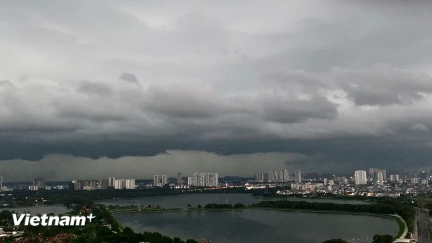 Mây đen tại Hà Nội báo hiệu trời sắp mưa