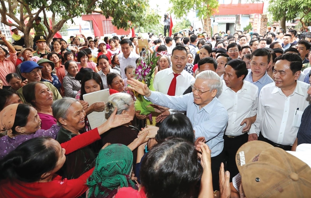 Tổng Bí thư Nguyễn Phú Trọng với nhân dân tại thôn Thượng Điện, xã Vinh Quang, huyện Vĩnh Bảo