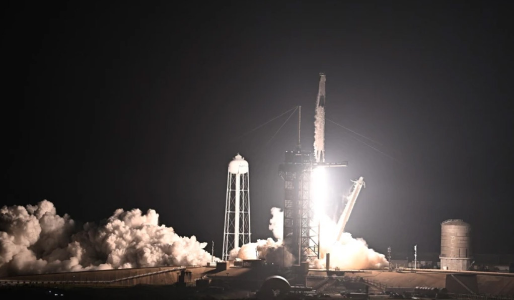 Tên lửa đẩy Falcon 9 của SpaceX mang theo tàu vũ trụ Dragon rời bệ phóng tại trung tâm vũ trụ Kennedy ở mũi Canaveral, bang Florida (Mỹ) ngày 2/3/2023