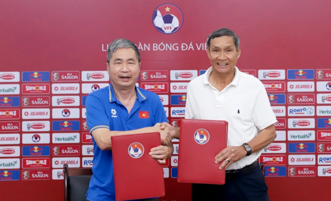 Liên đoàn Bóng đá Việt Nam và huấn luyện viên Mai Đức Chung đạt thỏa thuận trong bản hợp đồng mới kéo dài hơn 1 năm 6 tháng