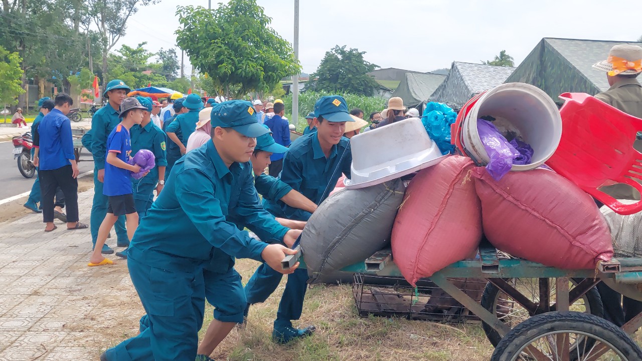 Tổ chức vận chuyển tài sản của người dân đến nơi an toàn. 